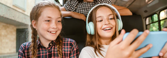 2 Mädchen im Bus auf dem Weg zur Schule_2