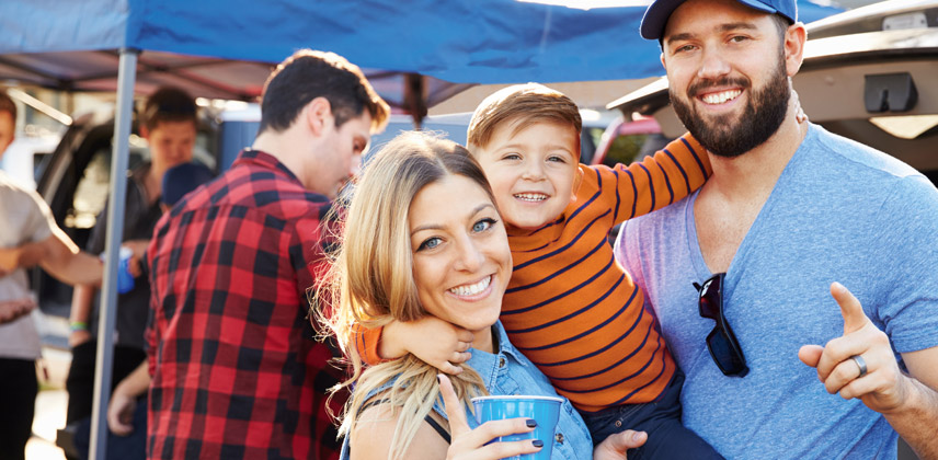 Eine junge Familie auf einem Fest.