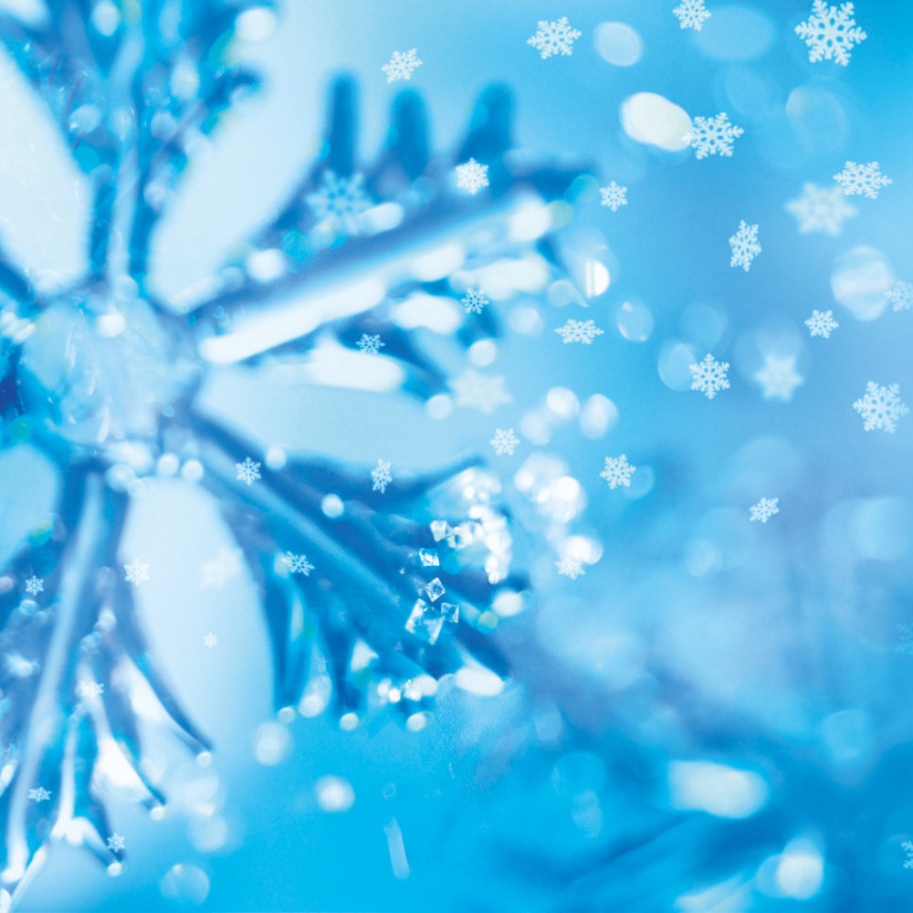 Ein Eiskristall glitzert auf einem eisblauen Hintergrund.