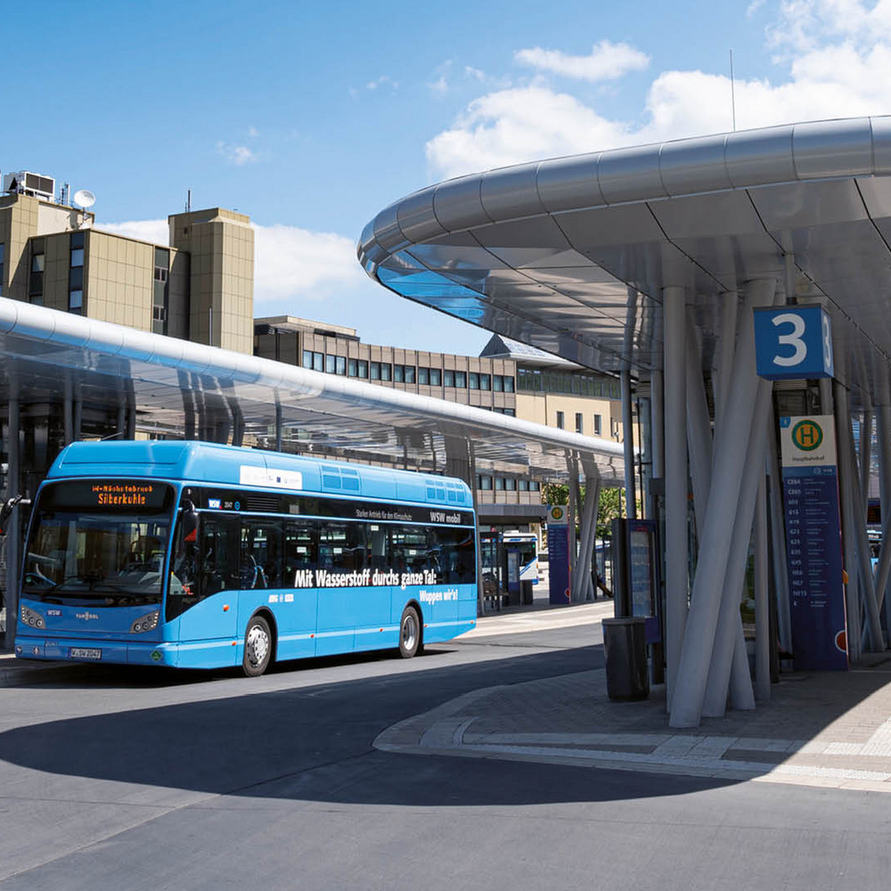 Bus auf dem Busbahnhof