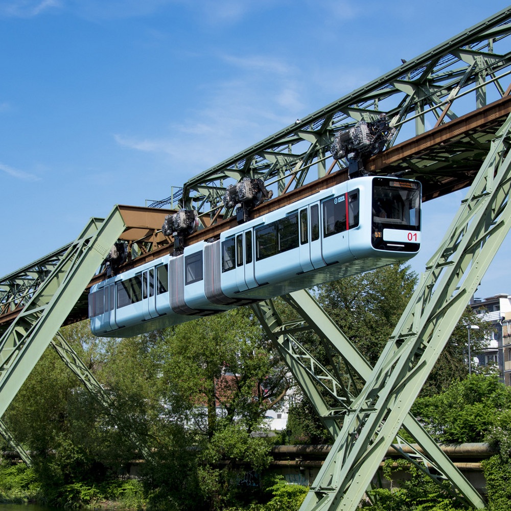Die Wuppertaler Schwebebahn fahrend unter blauem Himmel