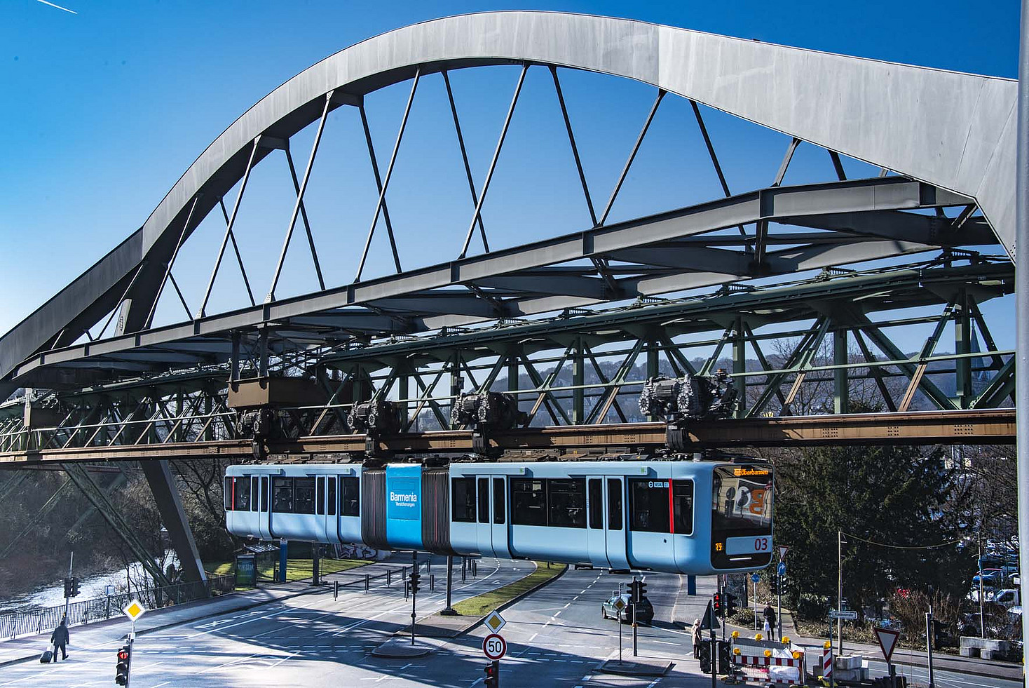 Eine Schwebebahn der neuen Generation 15 fährt über einer Straße