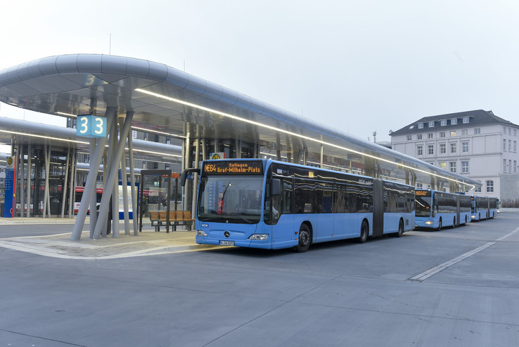 Blaue WSW Busse an einer Haltestelle