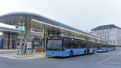 Blaue WSW Busse an einer Haltestelle
