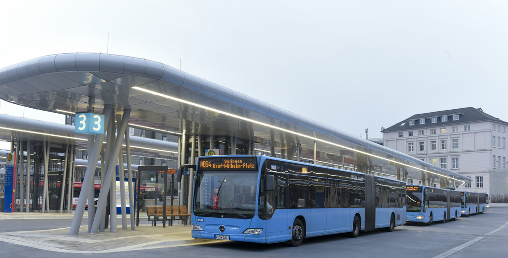 Blaue WSW Busse an einer Haltestelle