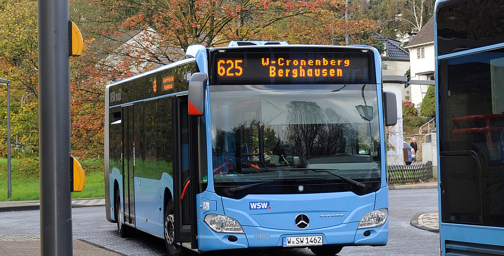 Bus wartet auf Anschlussfahrzeug