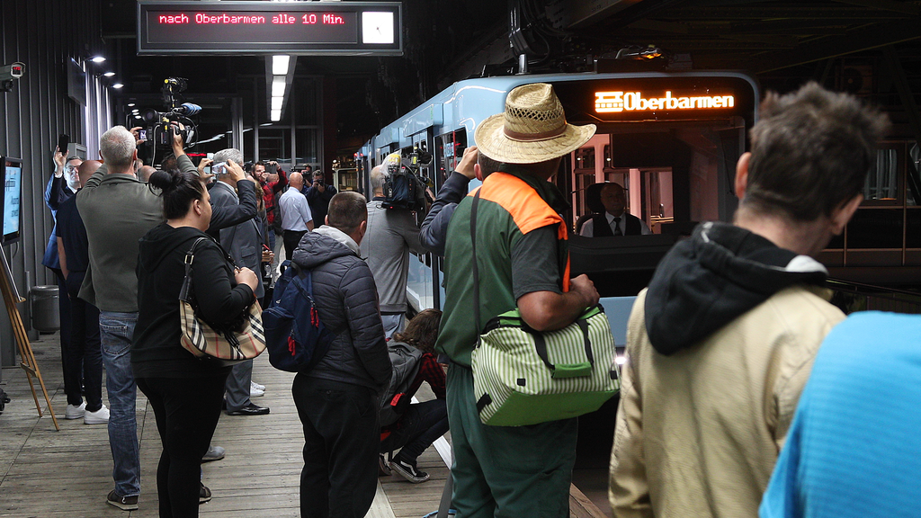 The Schwebebahn reopens! csm MOV2 be5f49fac4 - The Schwebebahn reopens!