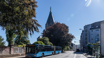 Blauer Bus auf der Hochstraße in Elberfeld