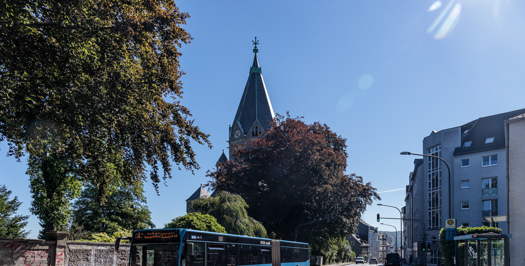 Blauer Bus auf der Hochstraße in Elberfeld