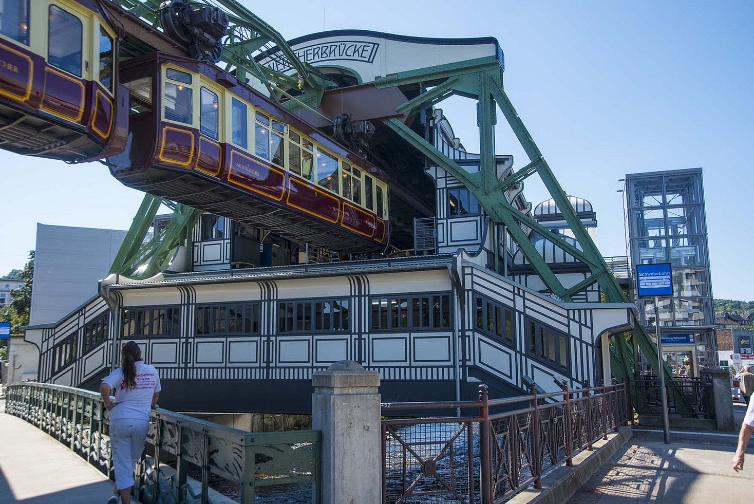 Der WSW Schwebebahn Kaiserwagen fährt in die Station Werther Brücke