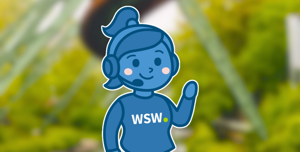 Illustration eines freundlich lächelnden blauen Chatbot-Avatars "Tali". Tali trägt ein Shirt mit der Aufschrift "WSW" und hebt die rechte Hand zur Begrüßung. Im Hintergrund ist ein unscharfes Bild vom Gerüst der Wuppertaler Schwebebahn.