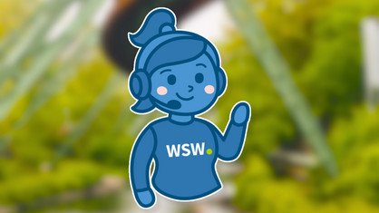 Illustration eines freundlich lächelnden blauen Chatbot-Avatars "Tali". Tali trägt ein Shirt mit der Aufschrift "WSW" und hebt die rechte Hand zur Begrüßung. Im Hintergrund ist ein unscharfes Bild vom Gerüst der Wuppertaler Schwebebahn.