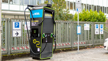 Ein Hypercharger für Elektroautos auf dem Gelände der WSW in Barmen
