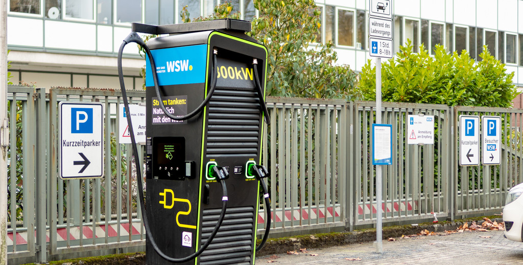 Ein Hypercharger für Elektroautos auf dem Gelände der WSW in Barmen
