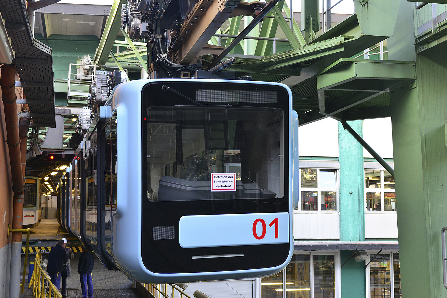 Eine Schwebebahn der neuen Generation 15 in der Werkhalle