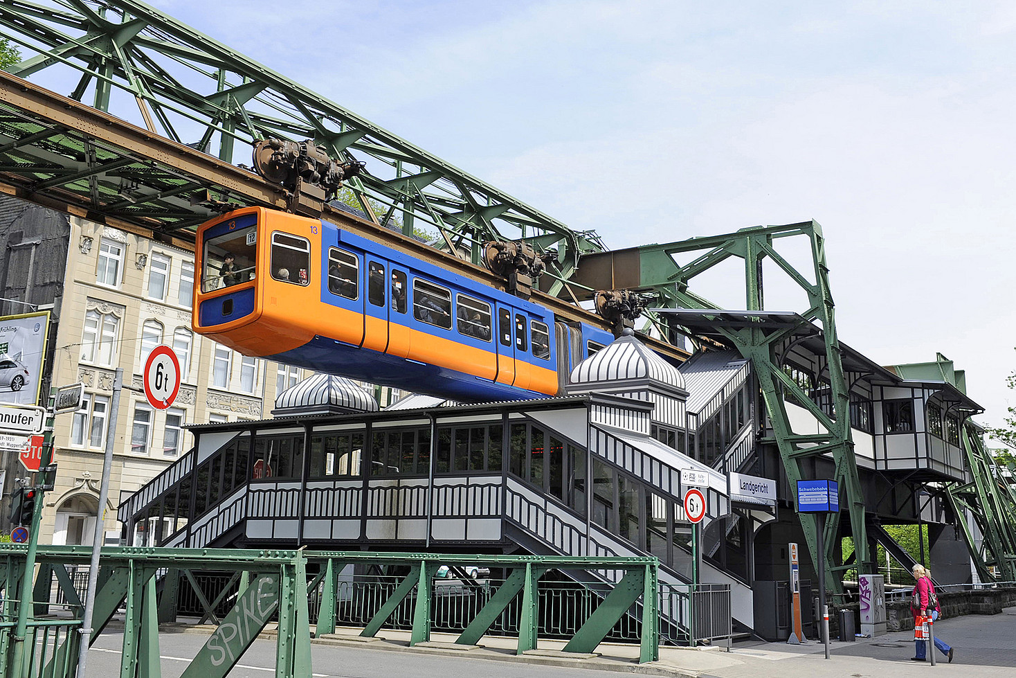 Eine Schwebebahn mit Gelenktriebwagen 72 fährt aus einer Station