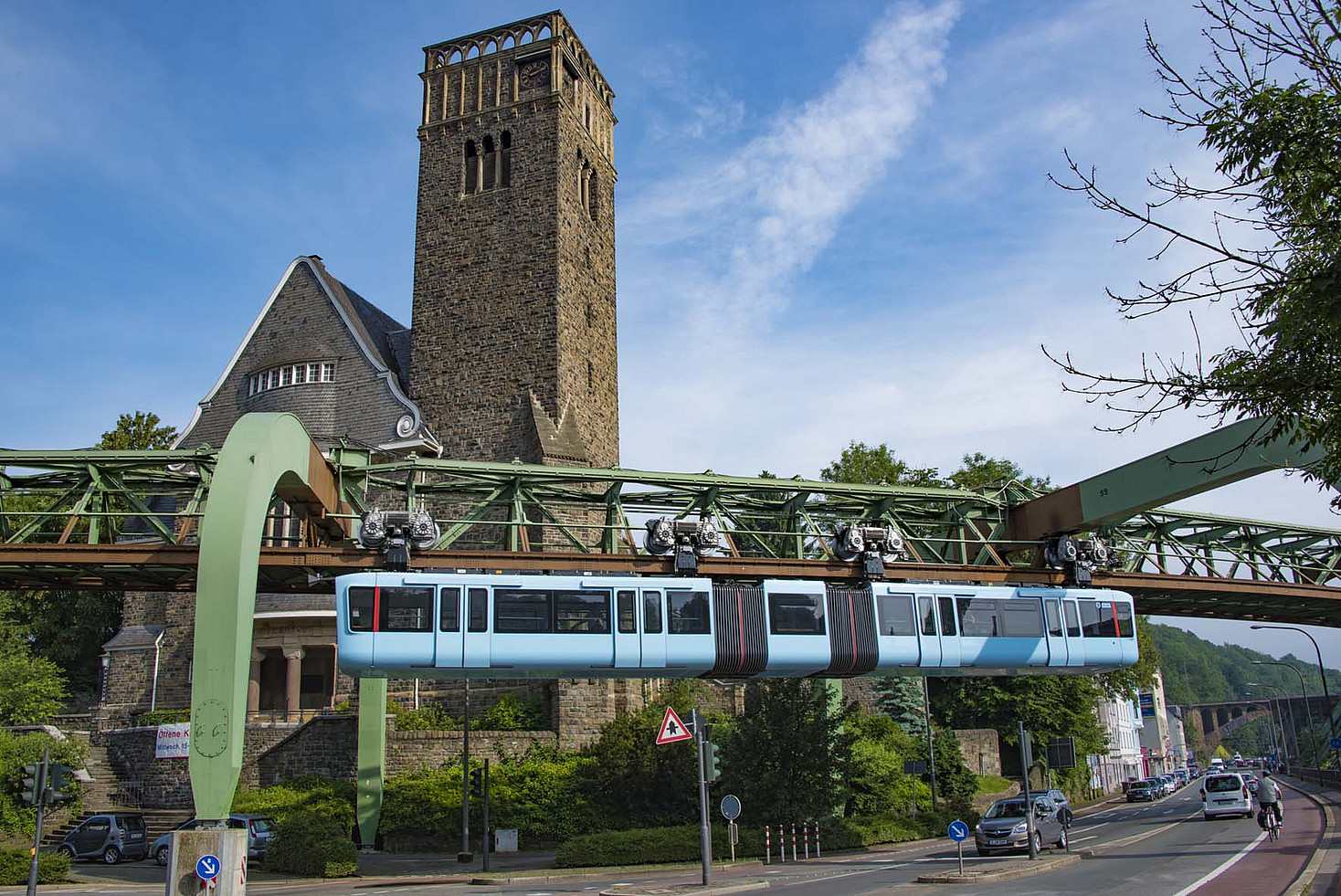 Eine WSW Schwebebahn der neuen Generation 15 fährt