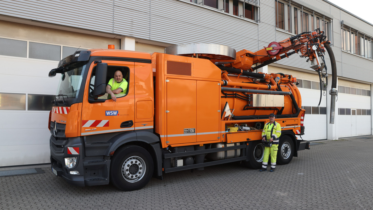 Ein WSW Kanalreinigungsfahrzeug mit zwei Mitarbeitern