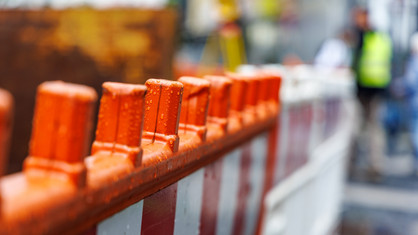 Rot-weiß Barken als Baustellenabsperrung