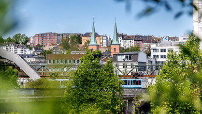 Panoramabmotiv mit Schwebebahn, Laurentiuskirche und Nordstadt