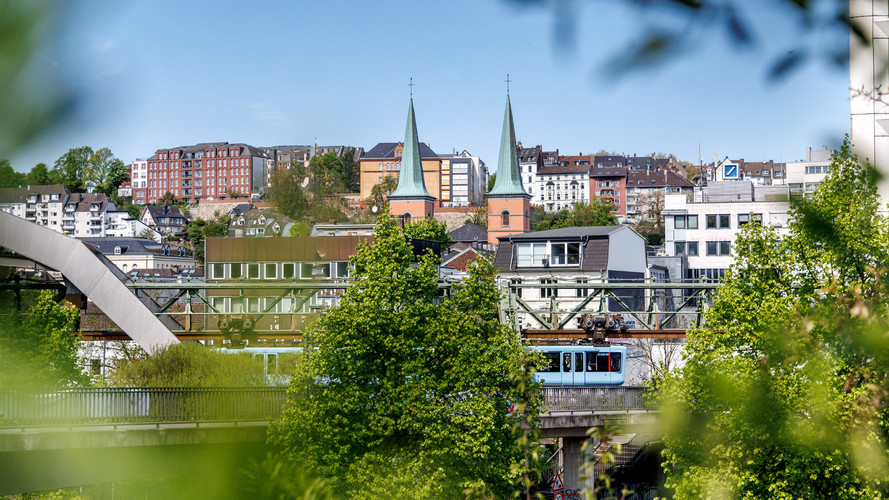 Panoramabmotiv mit Schwebebahn, Laurentiuskirche und Nordstadt