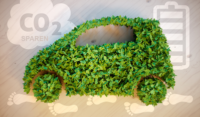 Elektromobil aus grünen Blättern vor weißer Wolke und Text CO2 sparen