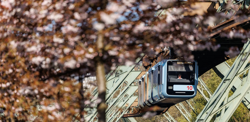 Die Schwebebahn fährt über die Wupper