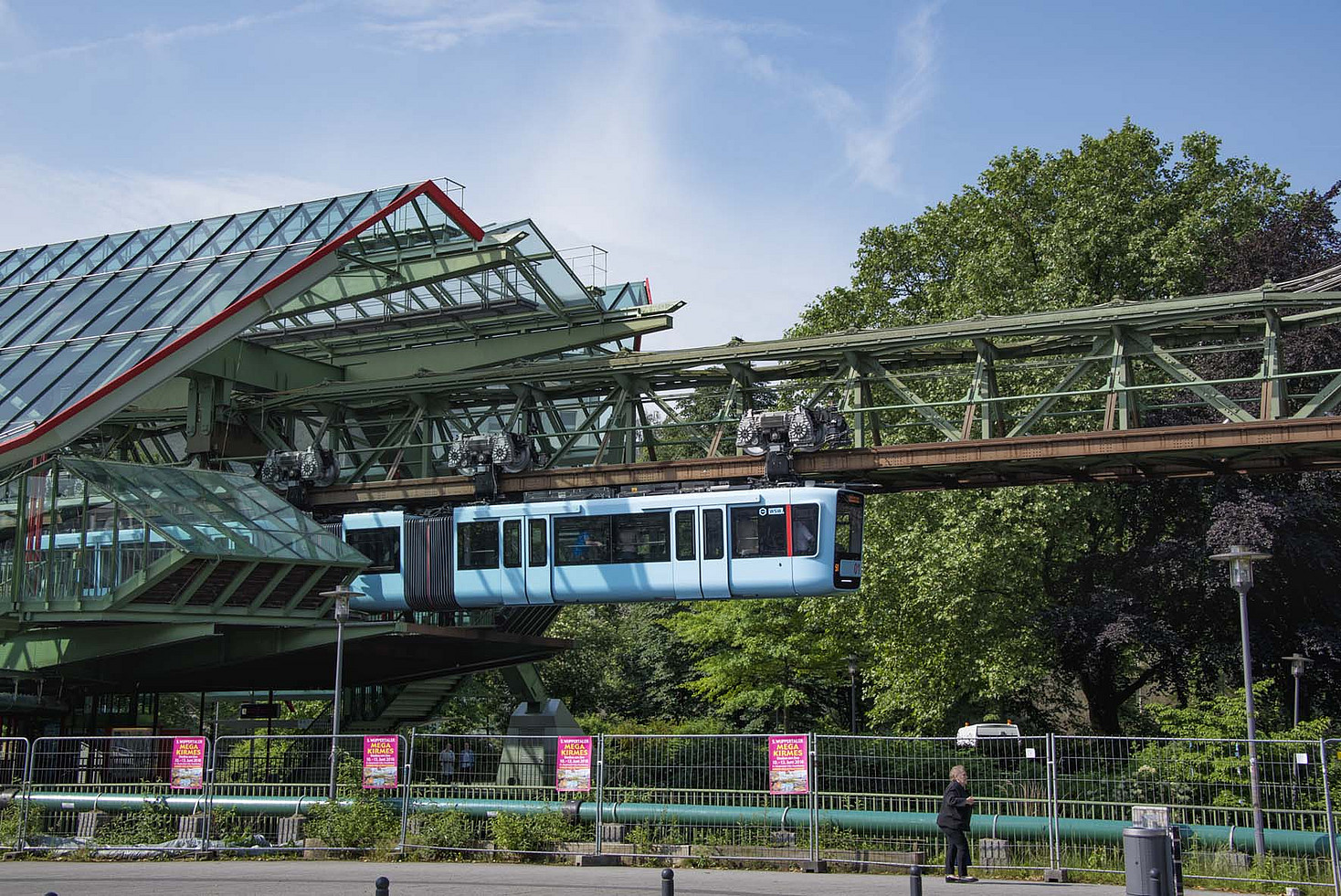 Eine Schwebebahn der neuen Generation 15 fährt aus einer Station