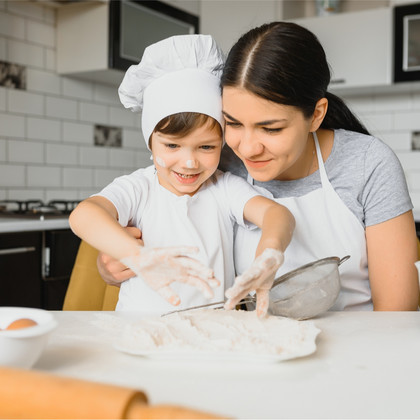 Eine Mutter und ihr Kind backen in der Küche - sicher versorgt mit WSW Gas