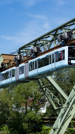 Eine blaue Schwebebahn am Schwebebahngerüst