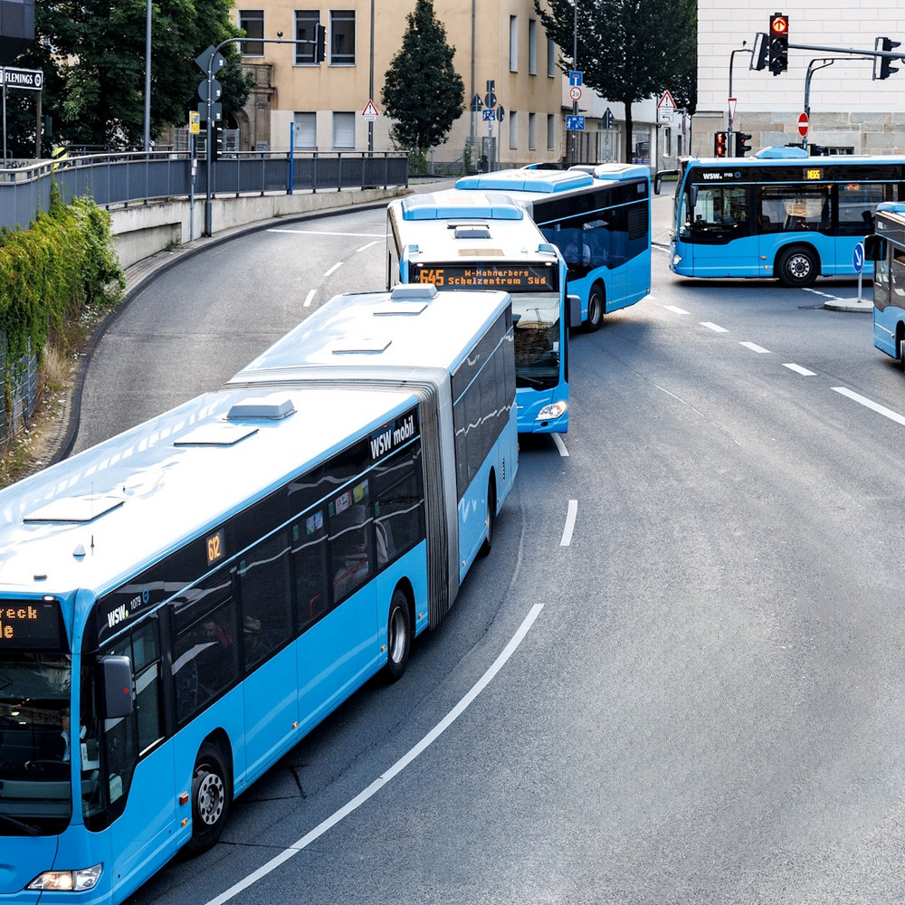 Busse der WSW fahren aus dem Busbahnhof in Elberfeld- Mit dem WSW Busradar schnell finden, wo der Bus gerade ist