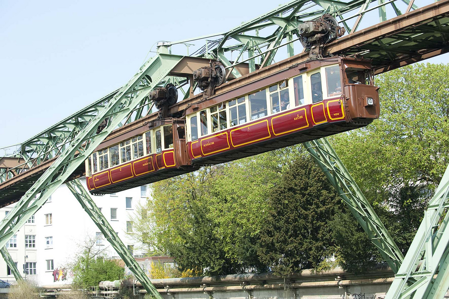 Die WSW Schwebebahn Kaiserwagen fährt über der Wupper