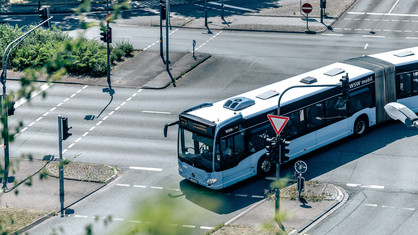Blauer WSW Bus an einer Kreuzung