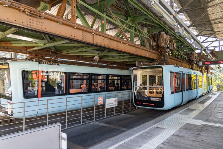 Zwei Schwebebahnen in einer Schwebebahnstation