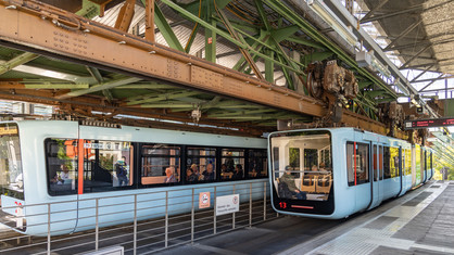 Zwei Schwebebahnen in einer Schwebebahnstation