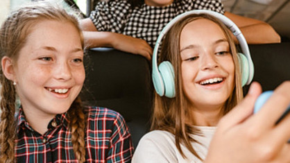 2 Mädchen im Bus auf dem Weg zur Schule_2