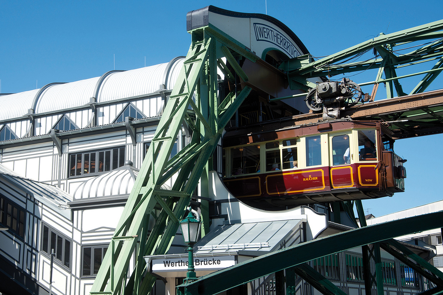 Der WSW Schwebebahn Kaiserwagen fährt aus der Station Werther Brücke