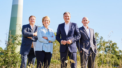 Die vier WSW Vorstände stehen im Grünen und gucken in die Kamera